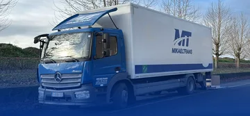 Taşıyıcı Kamyon Mercedes Atego içinde Gent Belçika