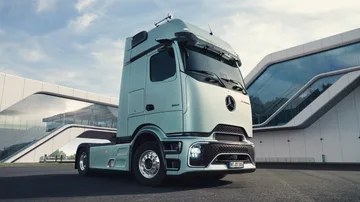 Taşıyıcı Çekici Mercedes Actros içinde Warsaw Polonya